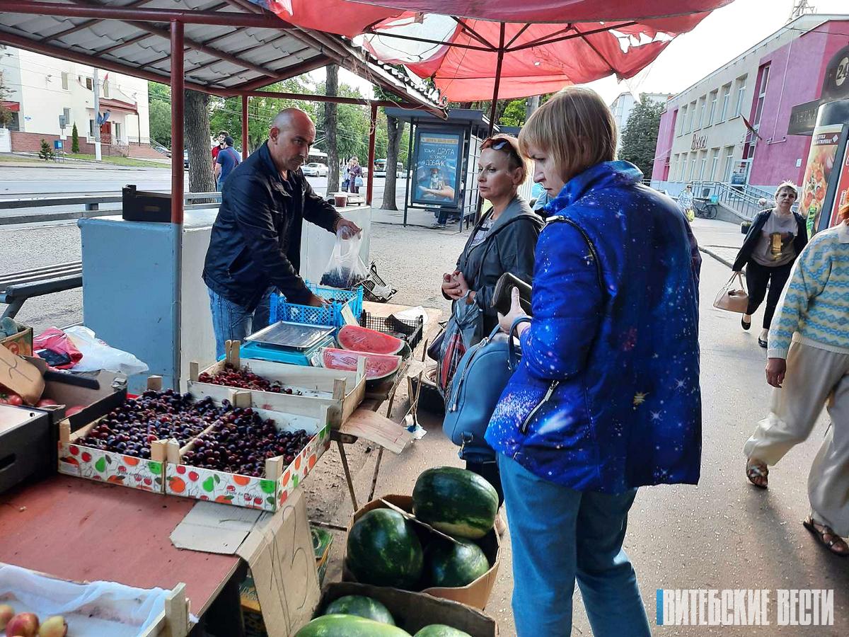Витаминный сезон: сколько стоят ягоды, фрукты и овощи на рынках Витебска?