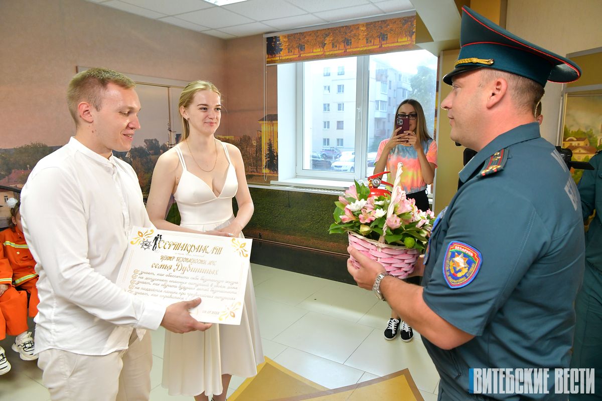 В Витебске молодожёны в день свадьбы отправились на квест от МЧС