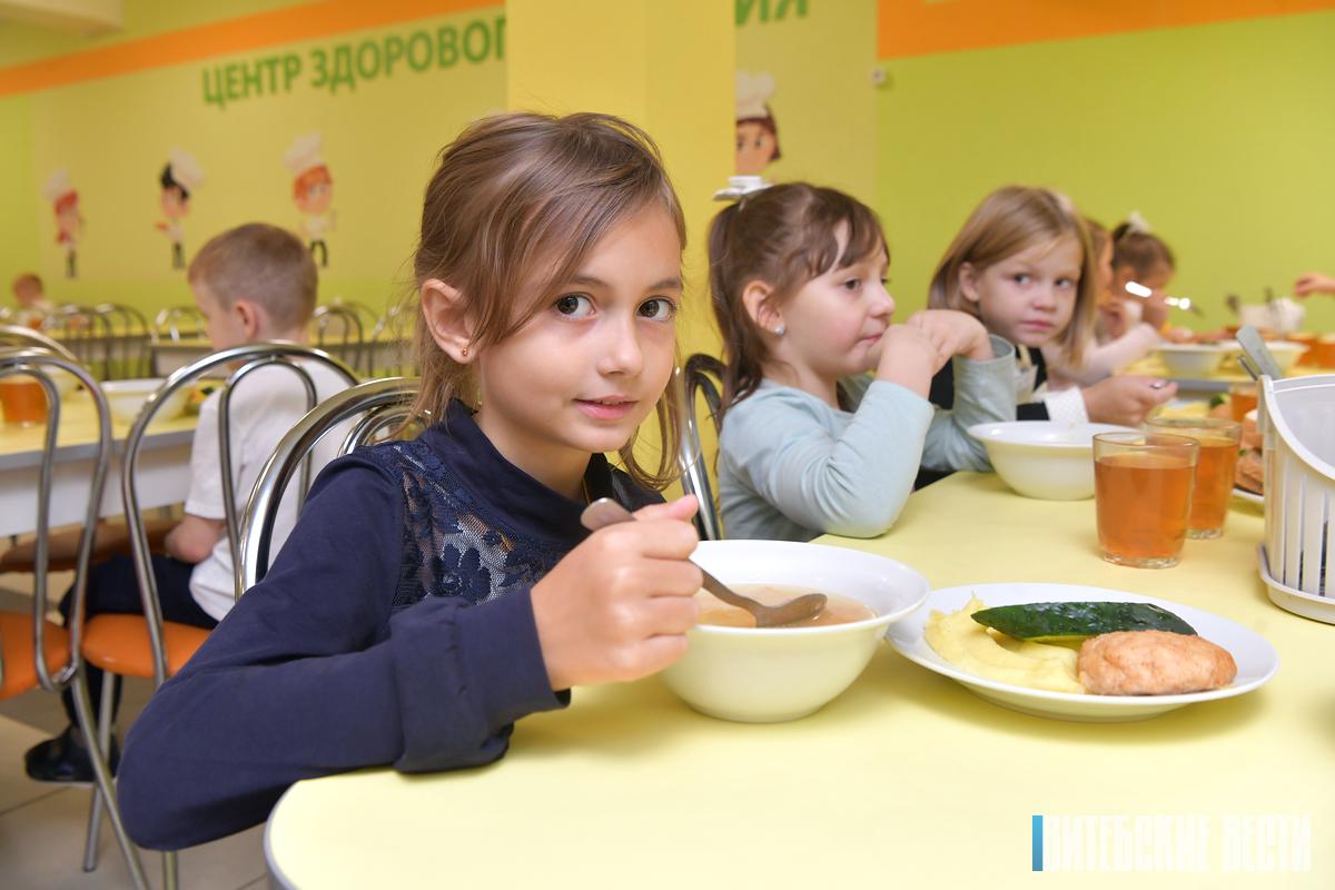 От шашлычков до смузи и парфе. Какие новинки предлагают в школьных столовых Витебска?
