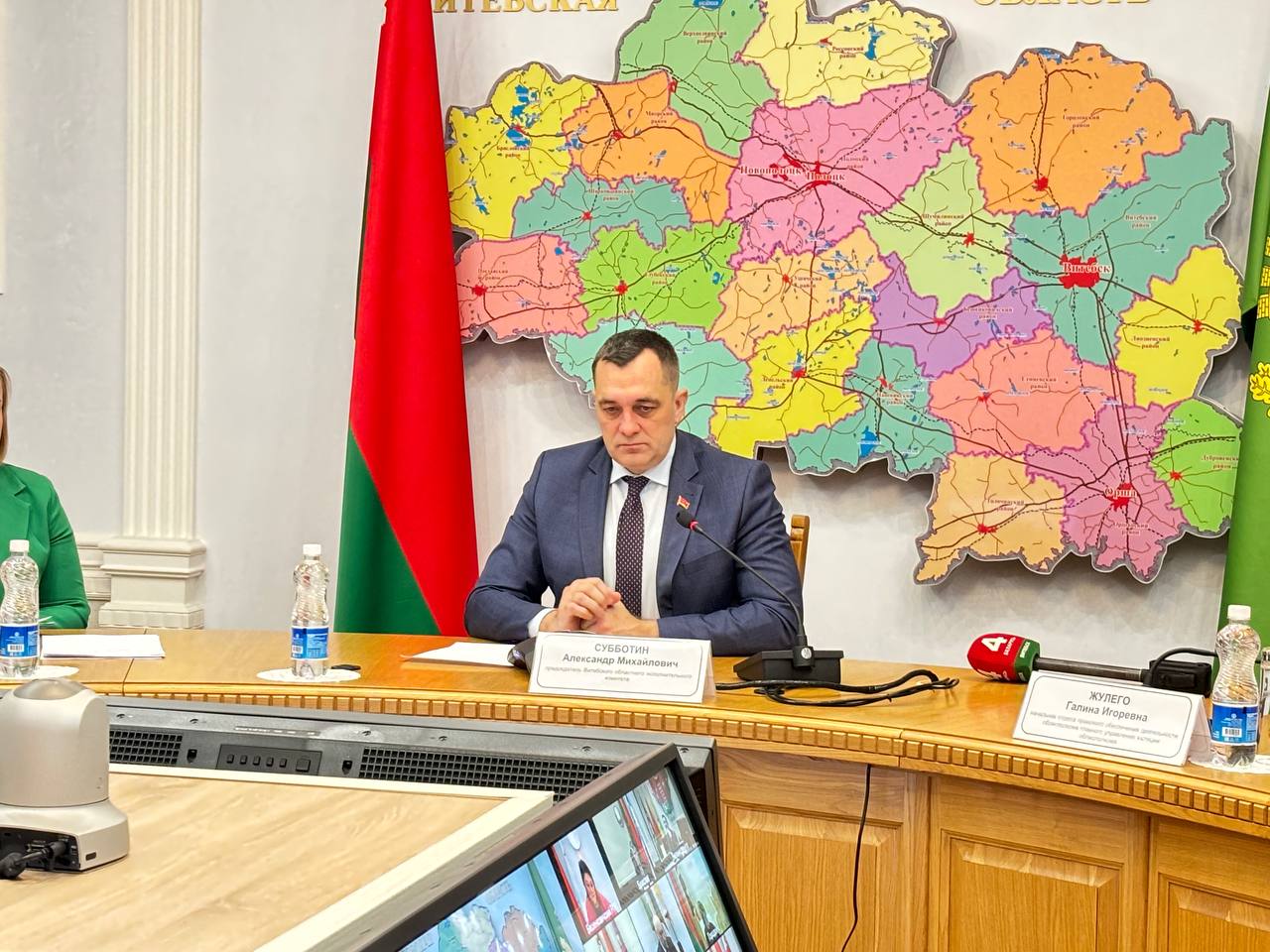 Фотофакт: председатель Витебского облисполкома Александр Субботин проводит "прямую телефонную линию"