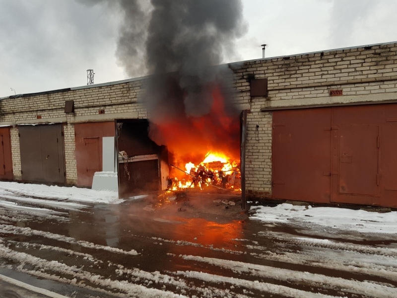 В Глубокском районе сгорел гараж с автомобилем 