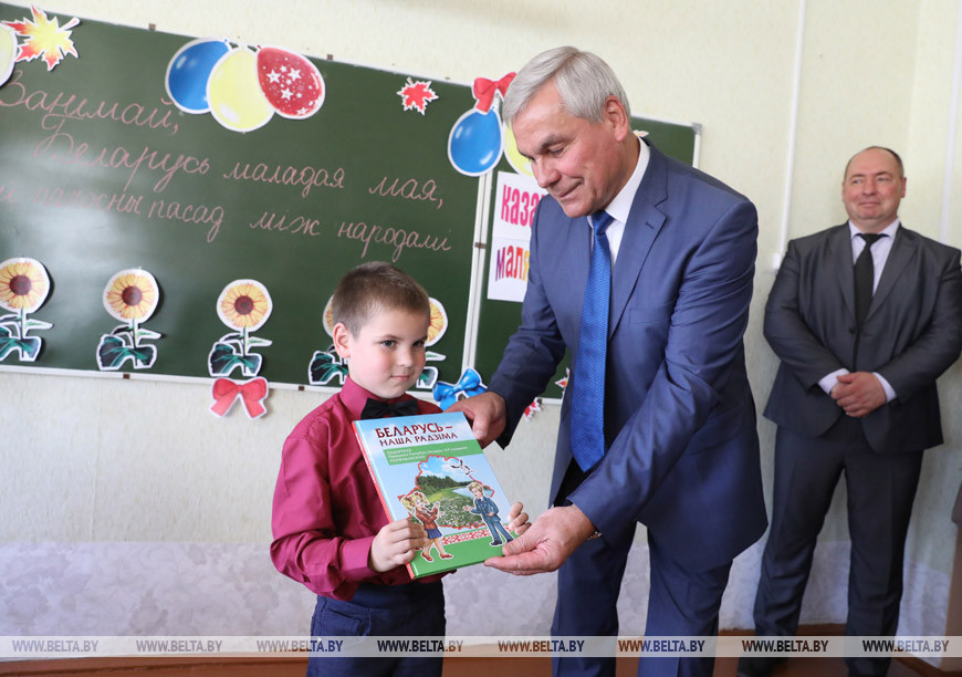  «Стране нужны образованные люди». Владимир Андрейченко вручил ученикам Ореховской школы книги и многофункциональный телевизор