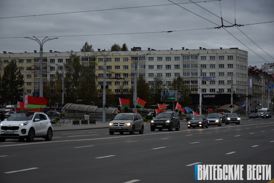 Более 150 машин приняли участие в республиканском автопробеге из Минска в Витебск «За единую Беларусь» 