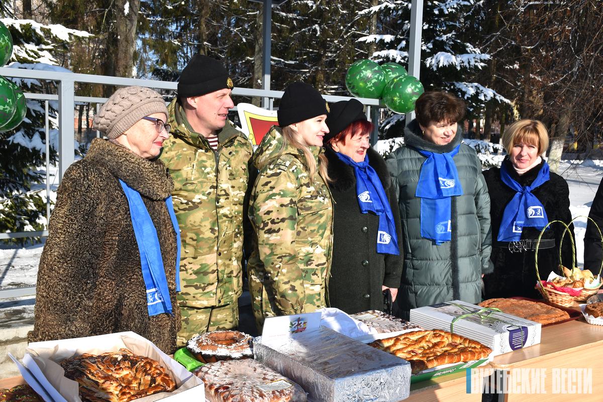 «Мамины пироги»: Белорусский союз женщин поздравил витебских военнослужащих с 23 февраля