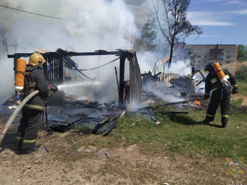 В Полоцке злоумышленники подожгли сараи, повреждены соседние здания