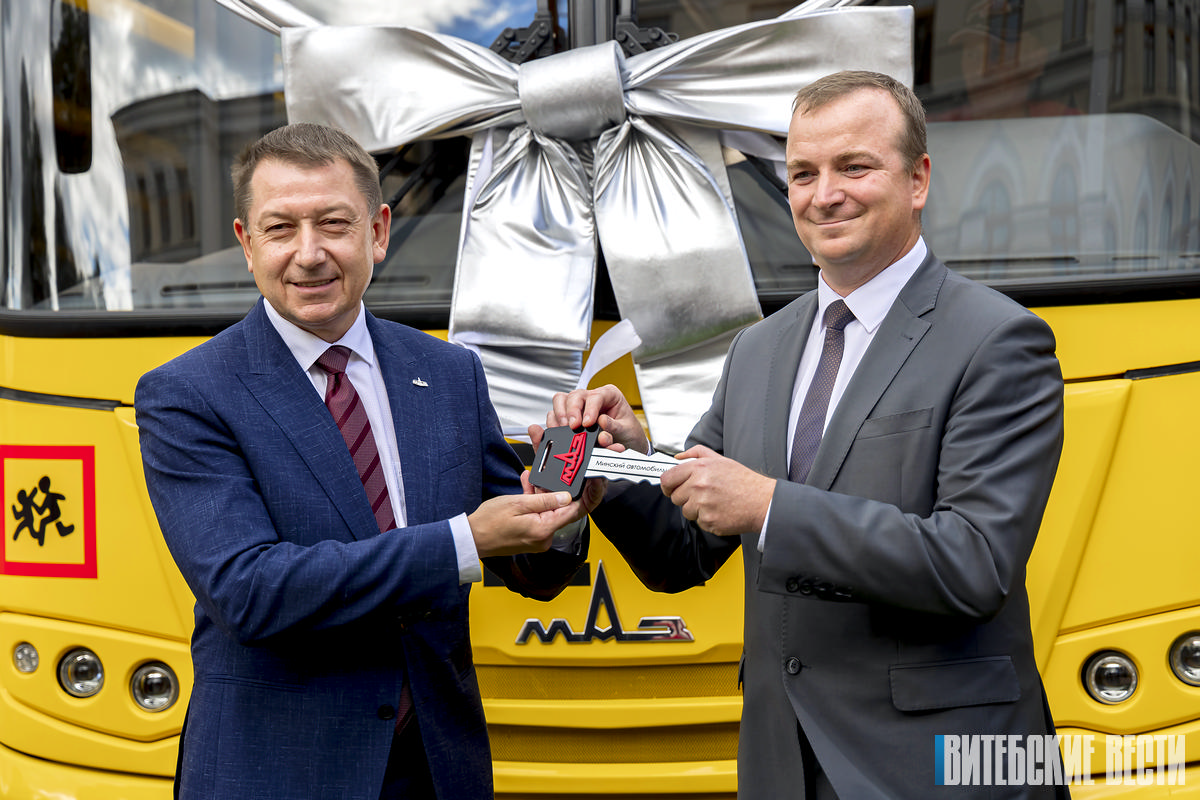 Сельские школы Витебской области получили 25 новых автобусов