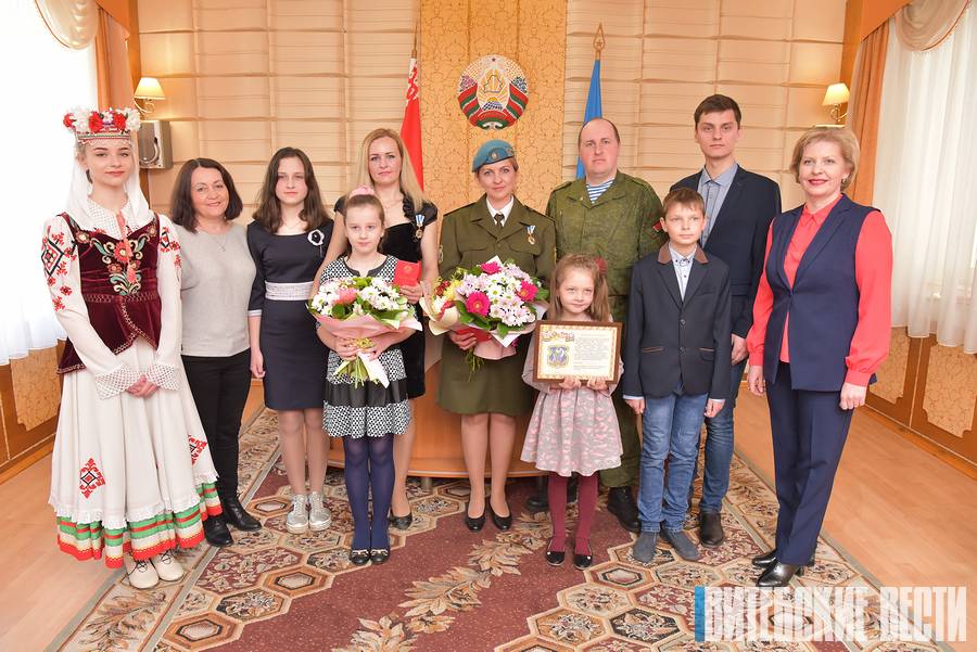 На работе – старшина, дома – мама. Военнослужащая из Витебска удостоена ордена Матери