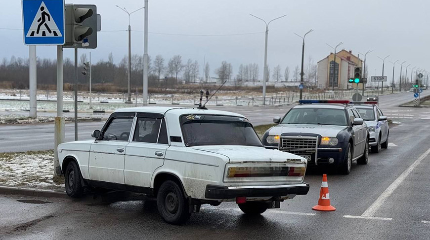 Переходили дорогу на красный. В Витебске под колеса автомобиля попали двое детей