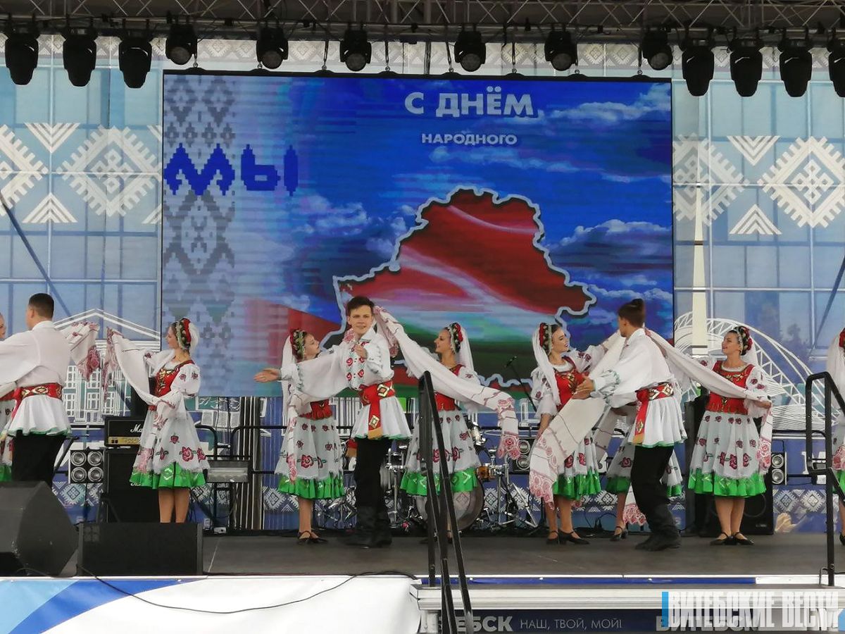 Мероприятия, посвященные Дню народного единства, собрали на главной площади Витебска сотни гостей