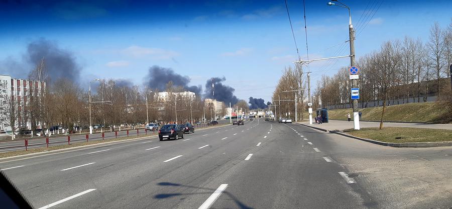 В Витебске горит склад с автомобильными покрышками