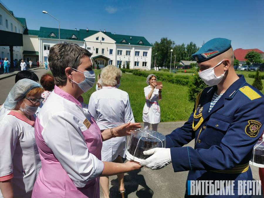 Витебские десантники оригинально поздравили медиков с профессиональным праздником