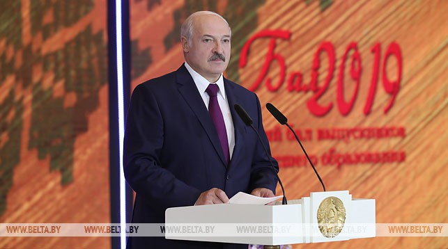 Лукашенко пожелал выпускникам воплощать мечты в жизнь и работать на результат