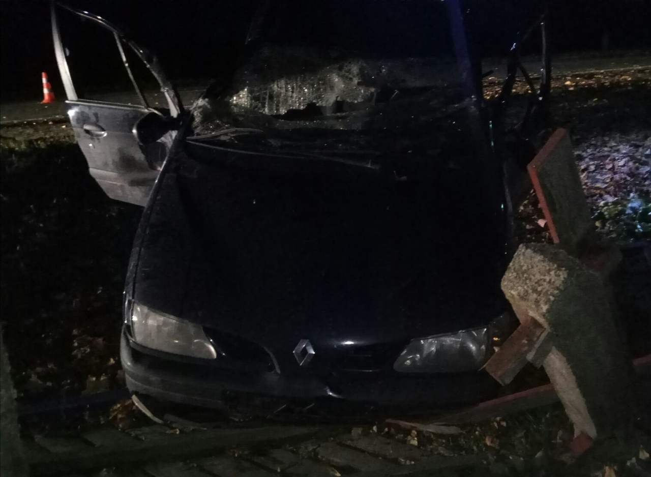 В Сенненском районе иномарка въехала в забор жилого дома