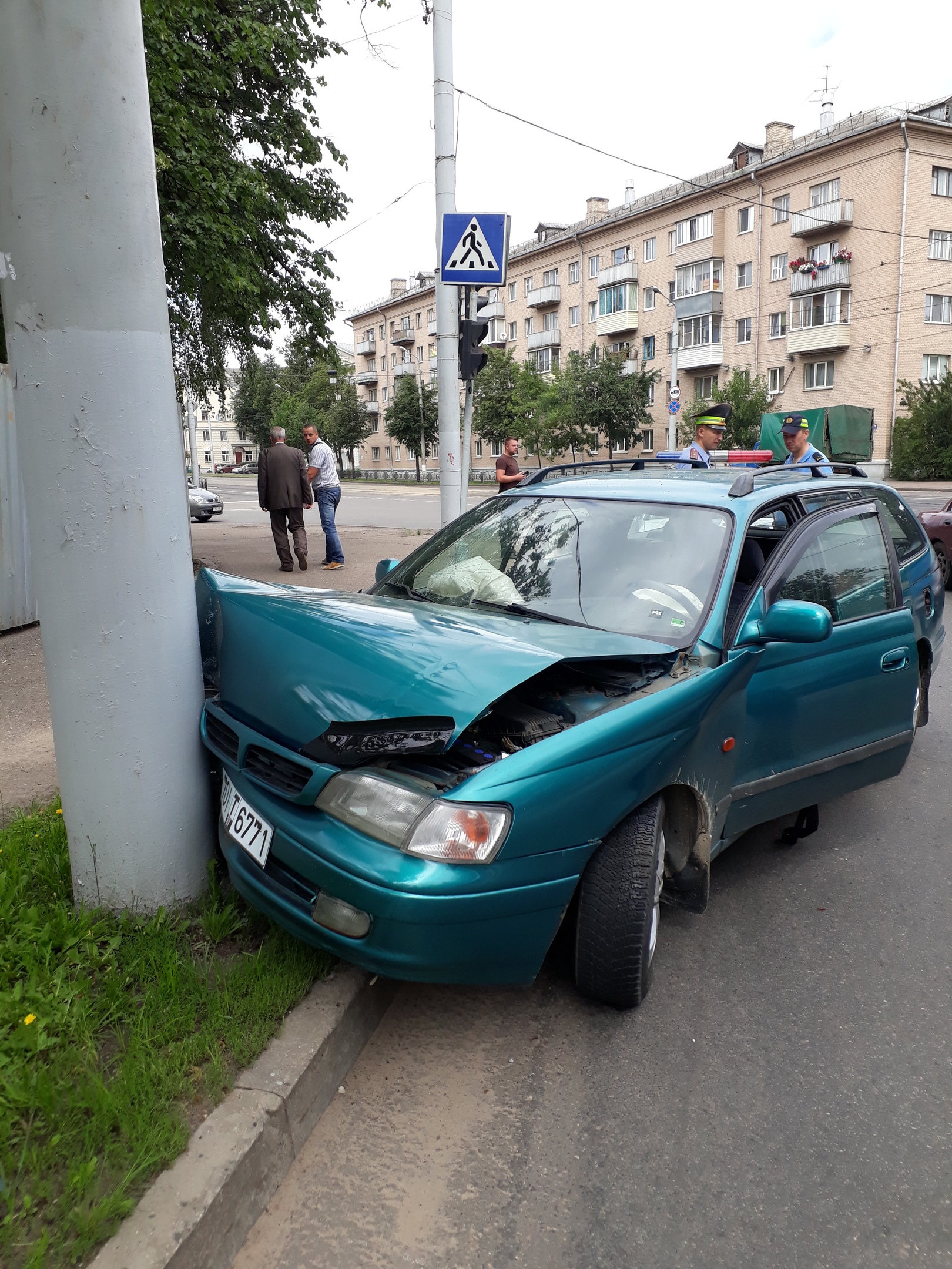 В Витебске молодой водитель на иномарке врезался в фонарный столб