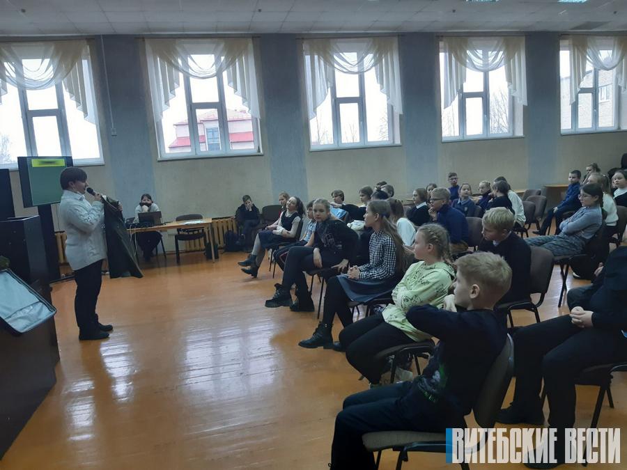 Новолукомльская СШ №2 Чашникского района стала первой в области, где прошла экспресс-выставка «Музей в чемодане»