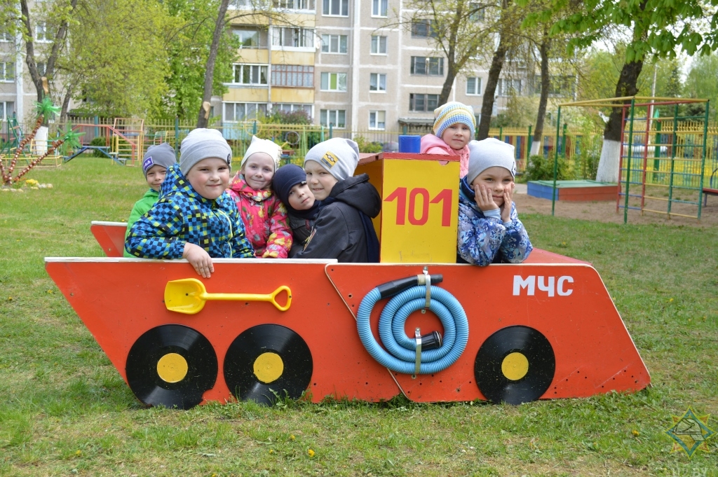 В Новолукомле появилась детская игровая площадка в стиле МЧС