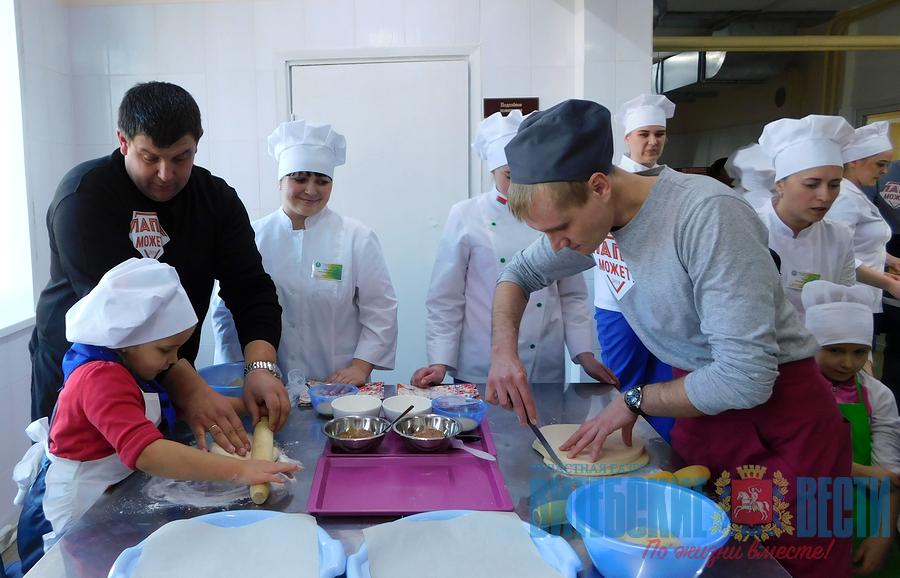 Мастер-класс по выпечке пирогов провели для пап с дочками в Полоцке