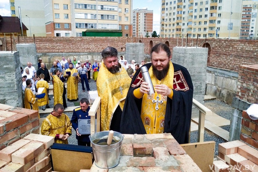 Капсулу времени и освященный памятный камень заложили в стену строящегося храма в Орше