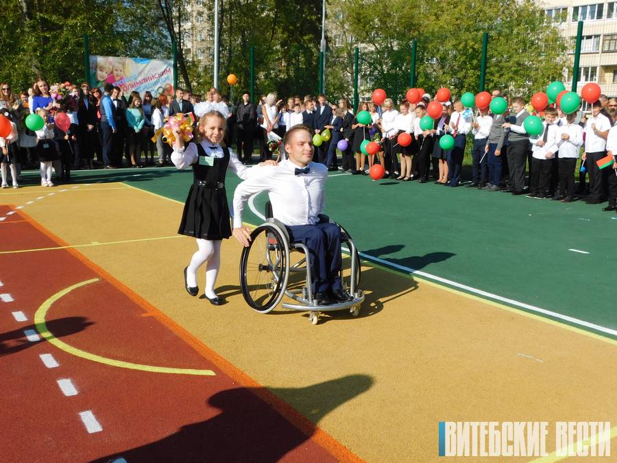 В Новополоцке в средней школе №8 появилась инклюзивная спортплощадка