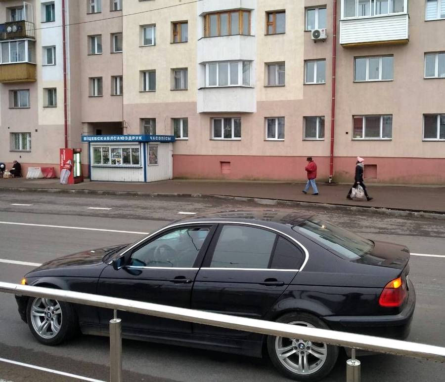 В Витебске при переходе дороги в неположенном месте женщина попала под колеса авто