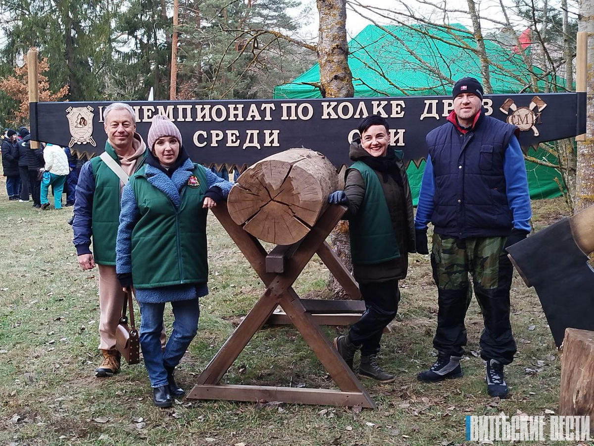 Команда «Витебских вестей» принимает участие в III Чемпионате Беларуси по колке дров среди журналистов