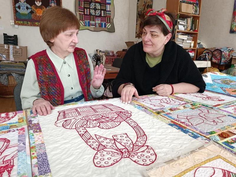  «Пасха красная»: народный клуб любителей лоскутного шитья «Рошва» из Полоцка представил выставку работ в технике редворк 