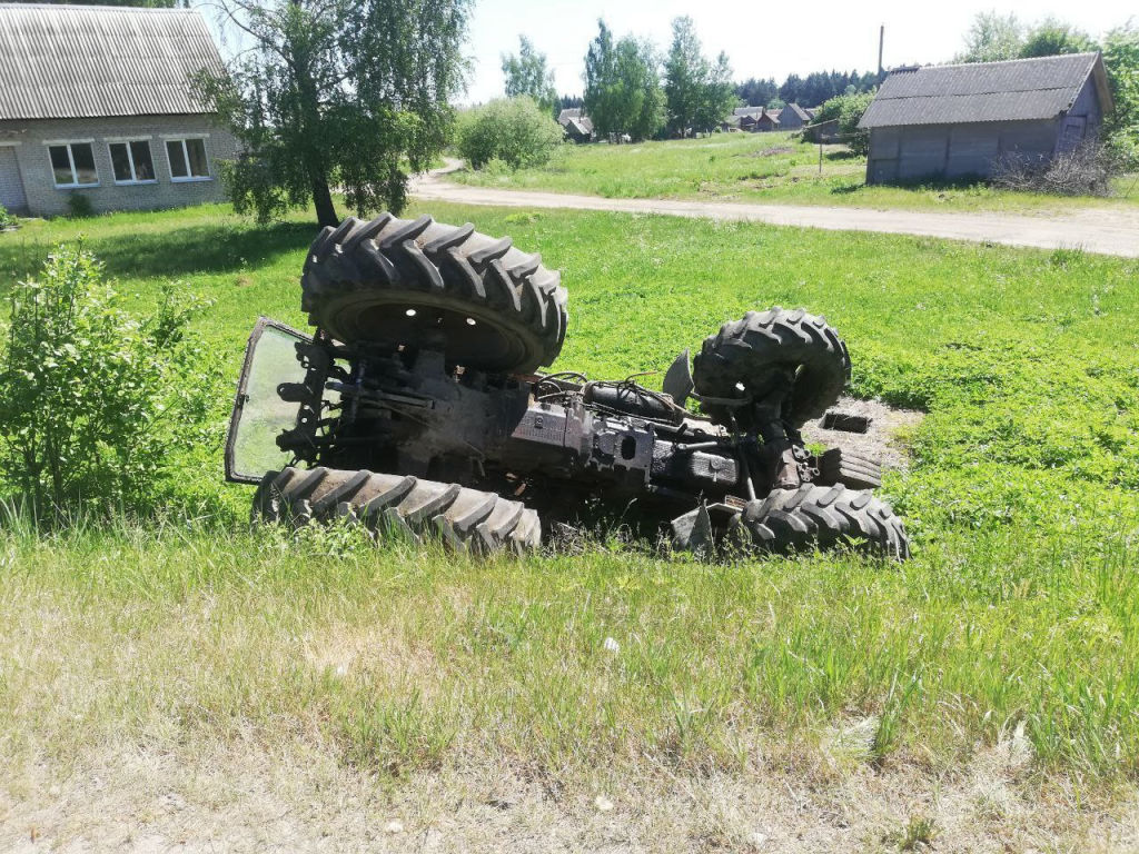 Пьяный пастух в Витебской области во время дежурства угнал трактор, попал в ДТП и едва не сгорел на пожаре