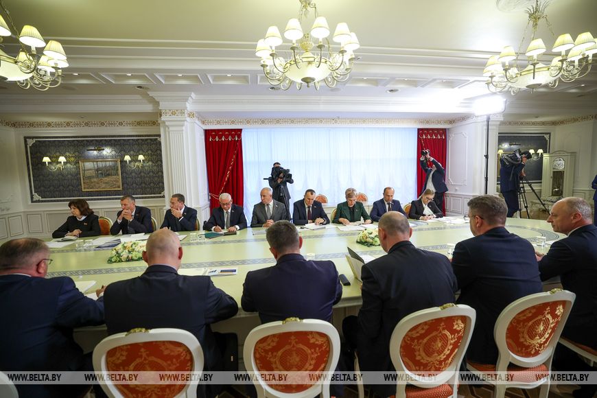 Александр Лукашенко требует выстроить эффективную систему торгового обслуживания, прежде всего на селе