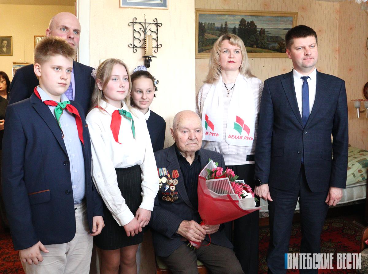 Администрация Первомайского района Витебска поздравила с Днем Победы 94-летнего ветерана Петра  Масленникова