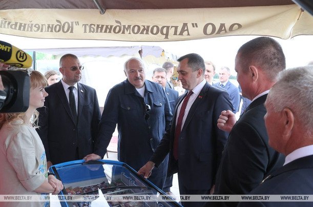 Директор агрокомбината "Юбилейный" Александр Фирсин рассказал Александру Лукашенко о планах по строительству новых комплексов