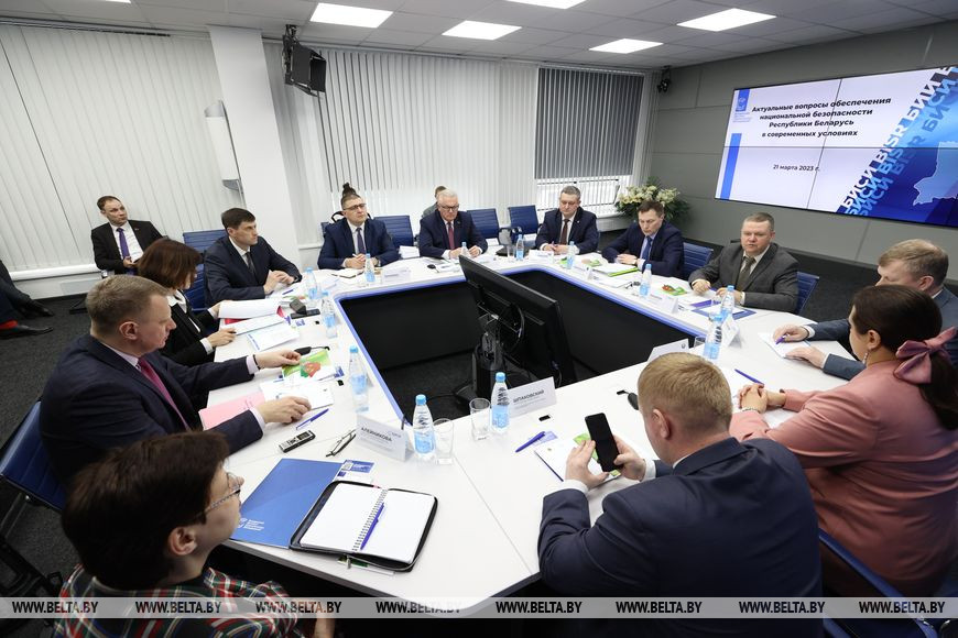 Олег Макаров: при обсуждении обновленной Концепции нацбезопасности экспертный диалог очень важен