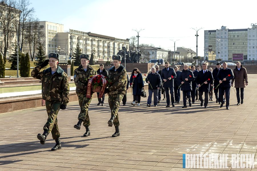 ФОТОФАКТ: Владимир Терентьев и союзные парламентарии возложили цветы к мемориальному комплексу в честь советских воинов-освободителей, партизан и подпольщиков на площади Победы в Витебске