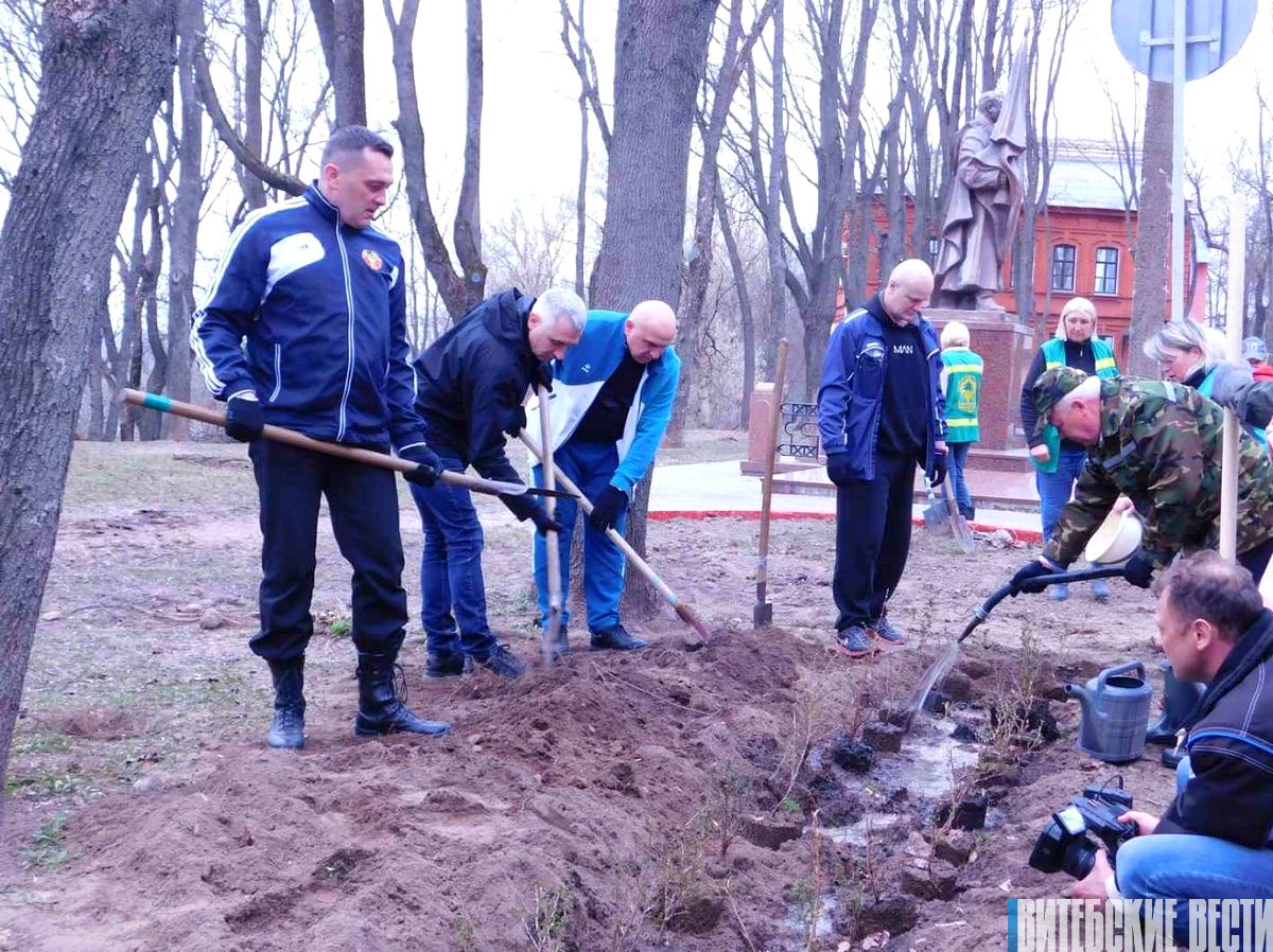 Александр Субботин и Николай Орлов приняли участие во всегородской акции «Чистый четверг» по наведению порядка в Витебске