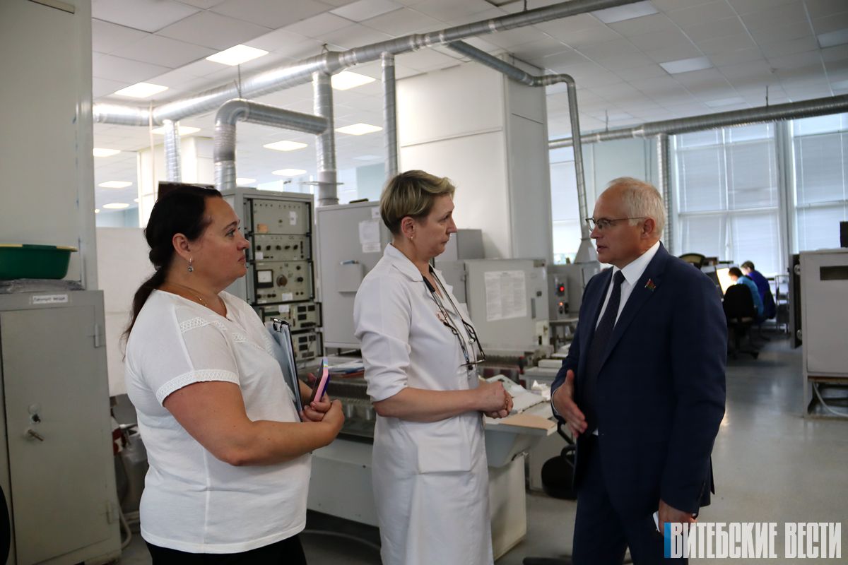Юрий Деркач провел мониторинг соблюдения в жару микроклимата на рабочем месте на предприятиях Витебска 