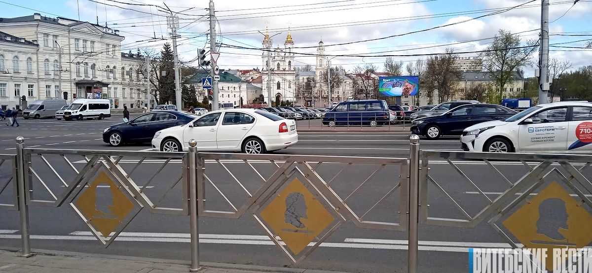 Как центр Витебска украшают с помощью дорожных ограждений 