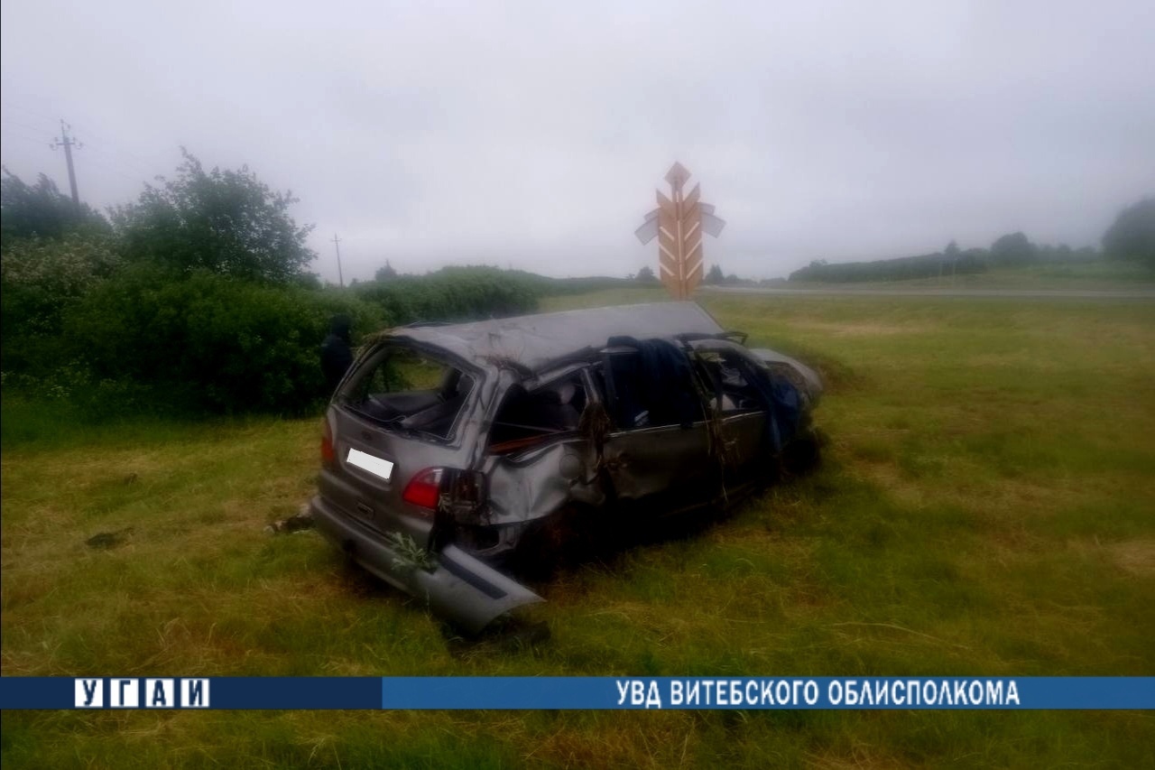 В Глубокском районе Витебской области иномарка вылетела в кювет: 17-летний водитель в больнице