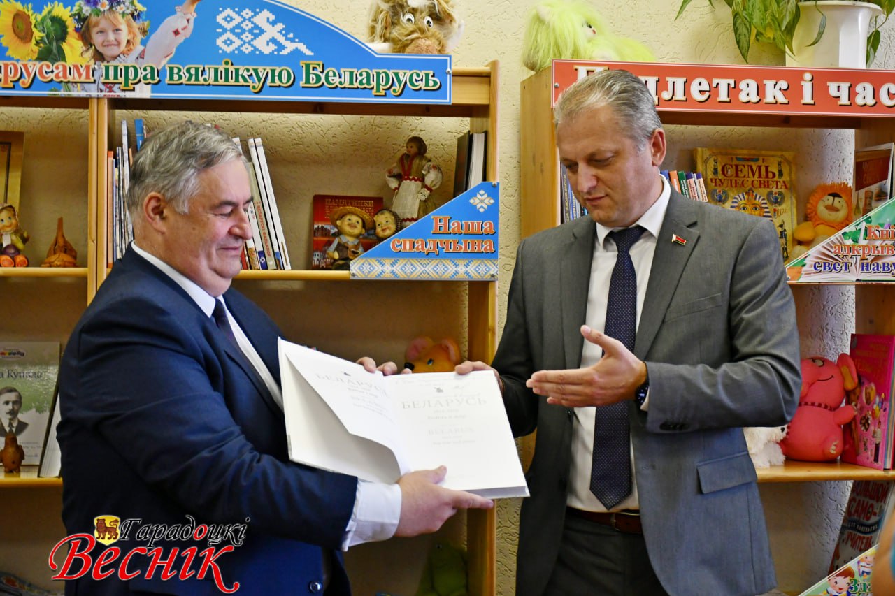 Игорь Бузовский вручил сертификат на литературу Городокской центральной районной библиотеке