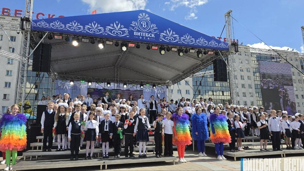 На площади Победы в Витебске прозвенел «Последний звонок» 
