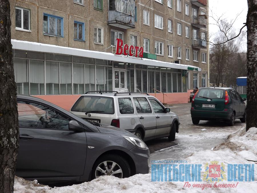 Долгая борьба пенсионера с водителями из-за парковки возле магазина в Витебске закончилась: проезд блокируют