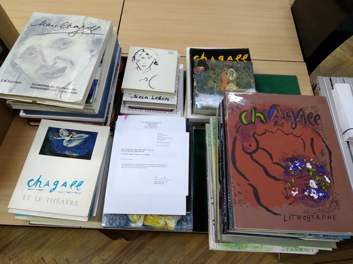Внучки Шагала подарили Витебску 60 книг из библиотеки художника