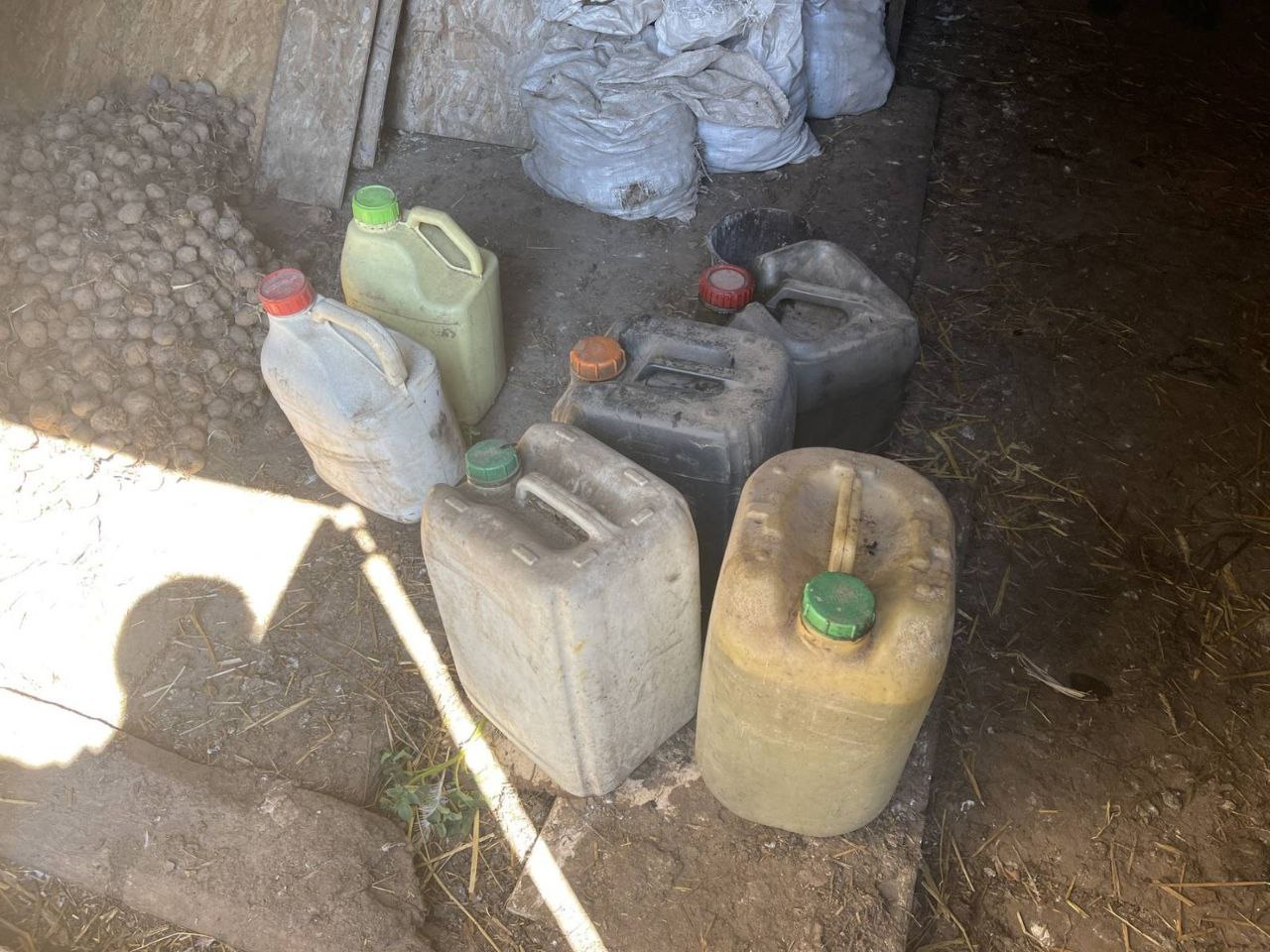 В Полоцком районе правоохранители выявили у механизаторов 700 литров окрашенного типлива
