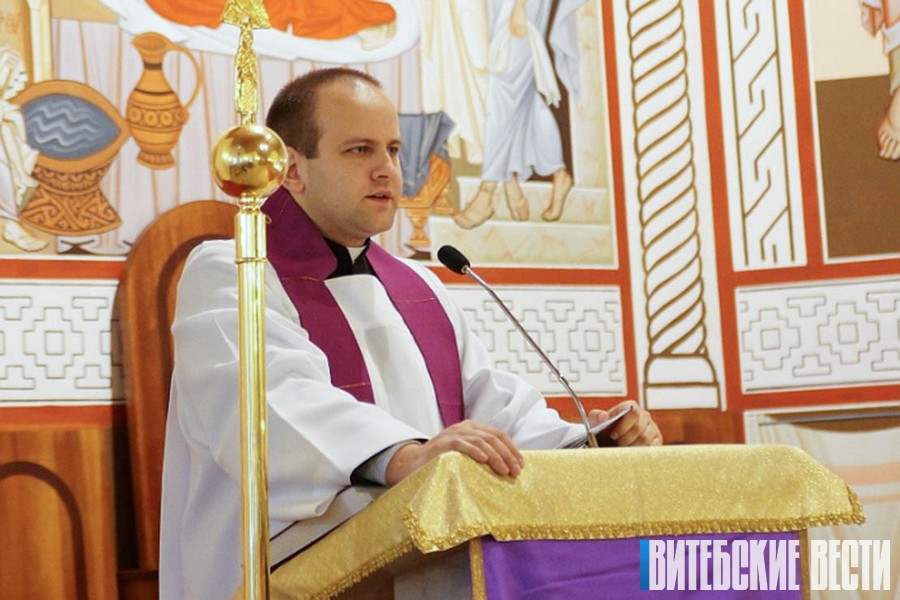 Пакрокава і максімальна проста: як пастаўскі ксёндз растлумачвае сутнасць Святога Пісання мясцовым жыхарам?
