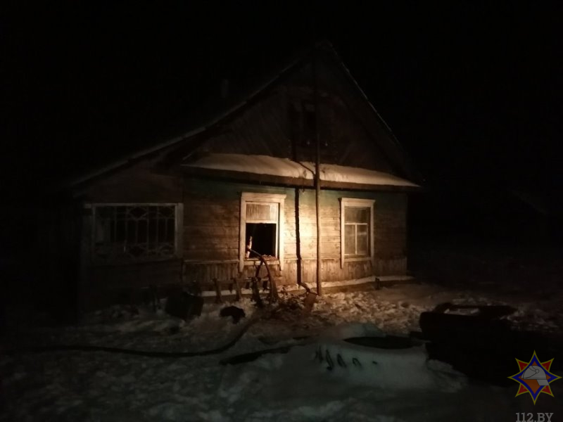 В Шарковщинском районе благодаря сработавшему извещателю пенсионеру удалось вовремя выбраться из горящего дома