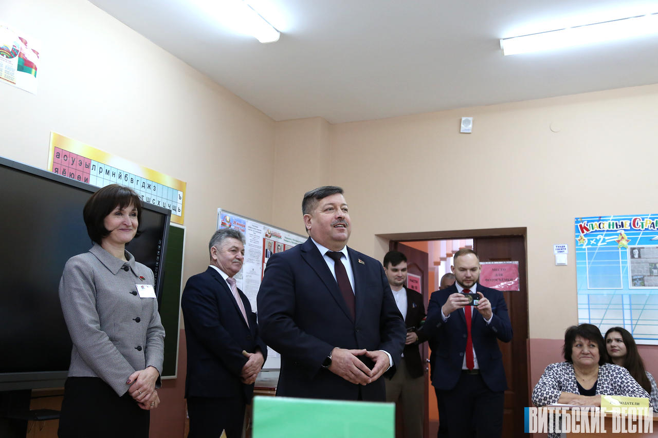 Анатолий Линевич посетил избирательные участки в Витебске