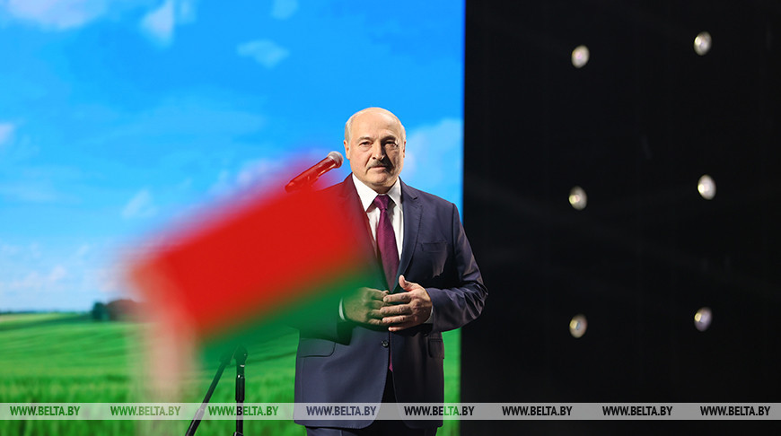 Лукашенко неожиданно приехал на женский форум "За Беларусь"