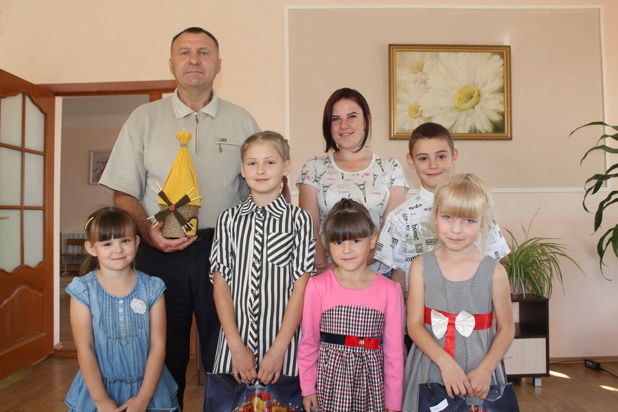 Прадстаўнікі прафсаюзаў завіталі з падарункамі ў Шаркаўшчынскі сацыяльна-педагагічны цэнтр напярэдадні Дня ведаў