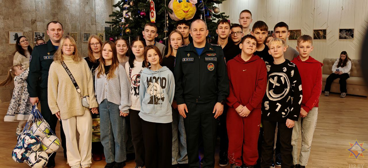 Спасатели Витебской области поздравили воспитанников Сенненского детского дома с наступающим Новым годом