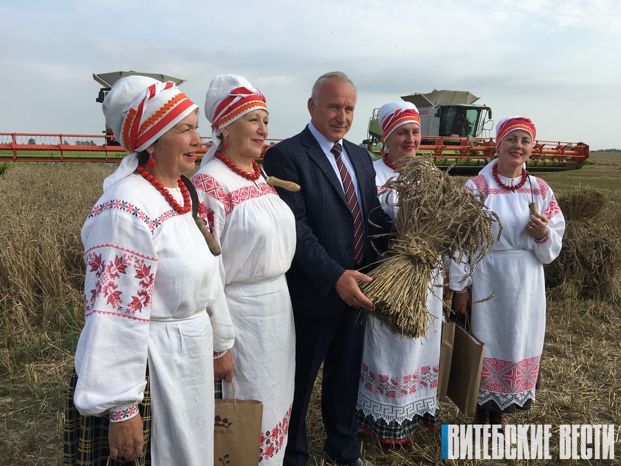Витебская область ознаменовала завершение уборки колосовых праздником последнего снопа в Оршанском районе