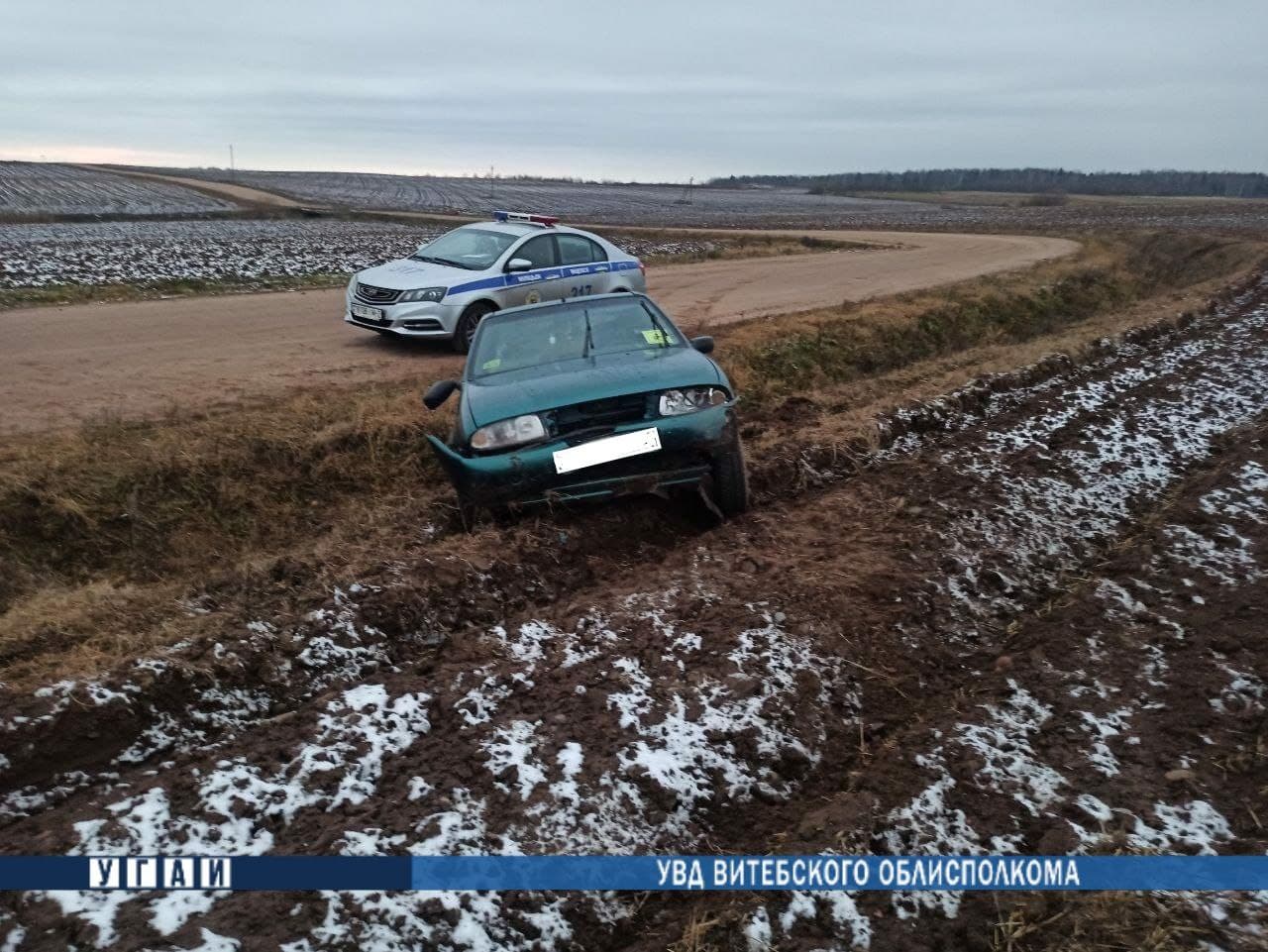 Под Витебском автомобиль съехал в кювет, пассажир получил травмы