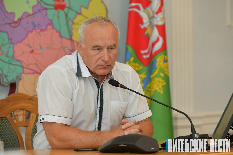 ЖКХ, дороги и борщевик: с какими вопросами жители Витебской области обращались на «прямую линию» Николая Шерстнёва